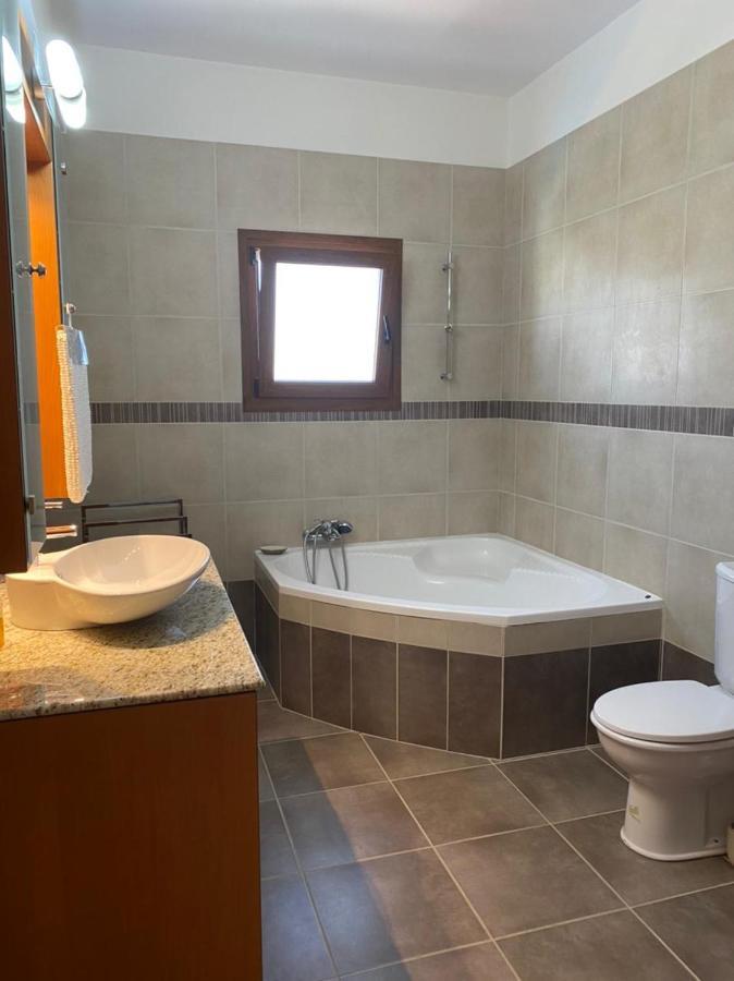 Episkopi Villa, Luxury 4 Bedroom With Pool - Вилла Лимасол